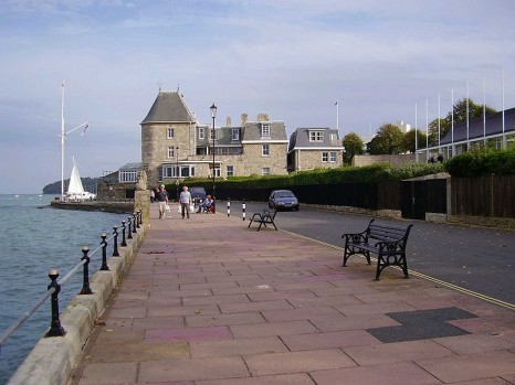 800px-Cowes_iw_esplanade