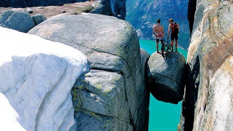 kjeragbolten-preikestolen-norway-1400