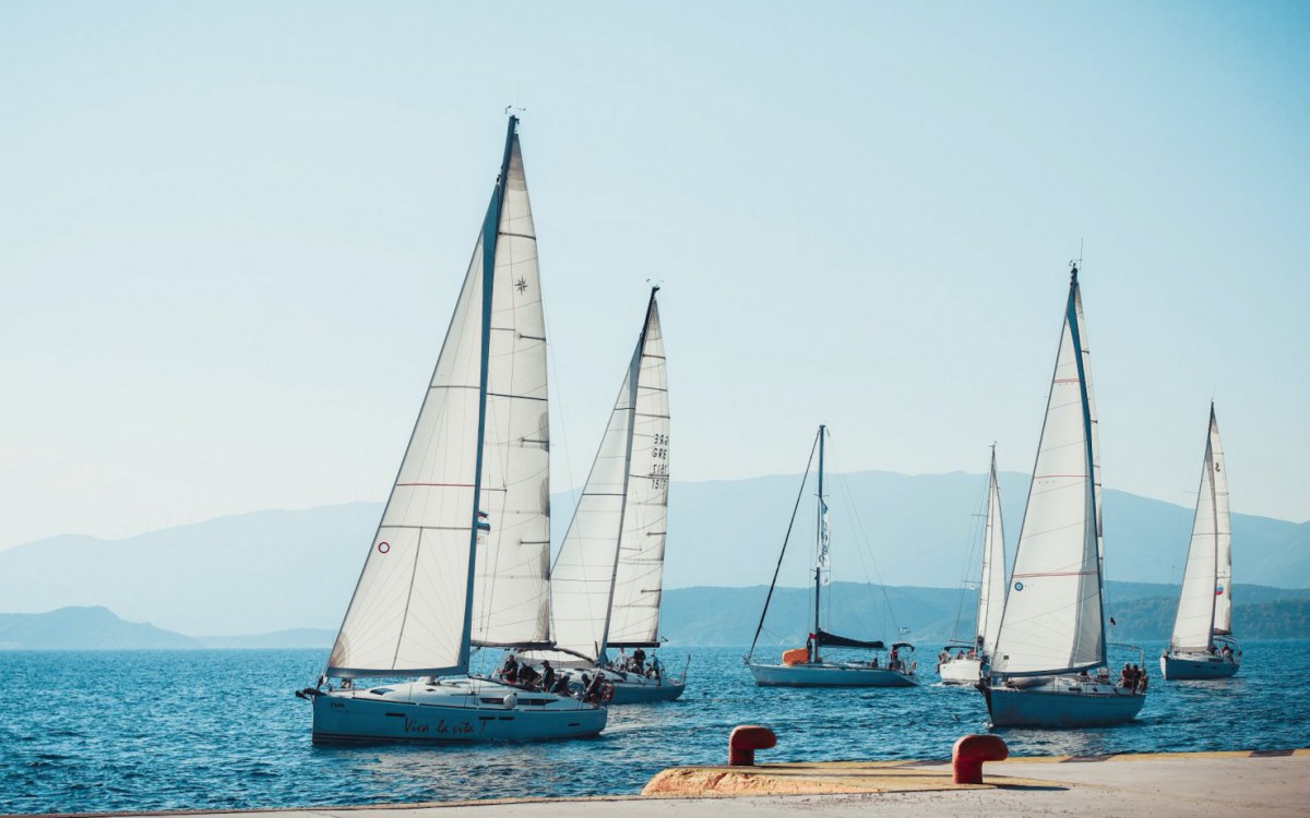 Туристический бизнес в турции. Парусная регата сидней хобарт 2016. Парусный яхтинг регата. Парусная регата сочи. Яхта с разноцветными парусами.